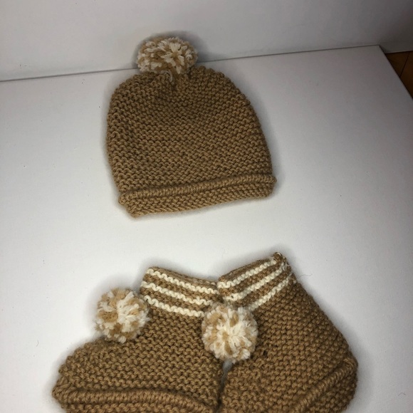Handmade hat and slippers - Picture 2 of 2